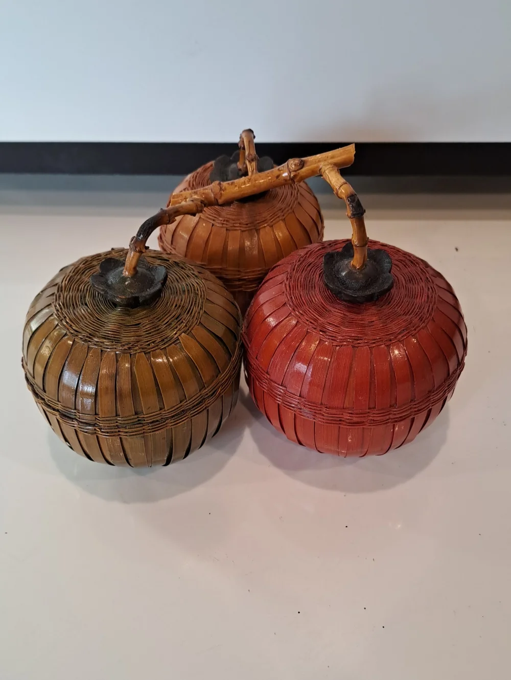 Vtg Shanghai Handcrafted 3 Piece Interconnected Wicker Fruit Basket Set
